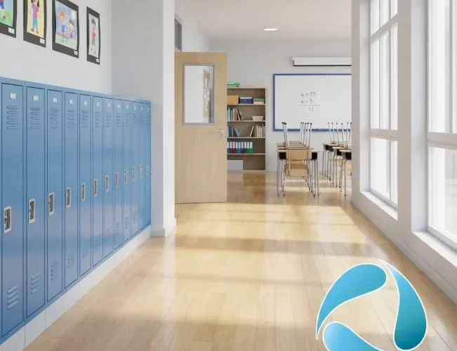 10 consejos de limpieza en la escuela: Fotografía de casilleros color azul y pasillo color beige limpios.